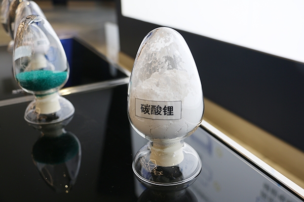 電池級(jí)碳酸鋰價(jià)格重回30萬元/噸 六氟磷酸鋰月內(nèi)價(jià)格已翻倍