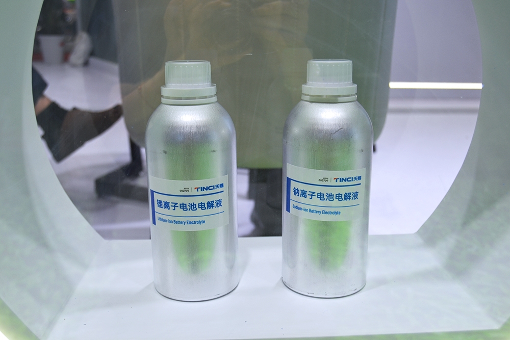 【電解液周報(bào)】?jī)纱竽戤a(chǎn)20萬(wàn)噸電解液項(xiàng)目投產(chǎn)!6月中國(guó)電解液產(chǎn)量近11萬(wàn)噸