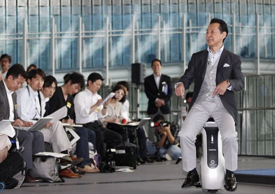 東京新興科學和創新國家博物館館長，曾做過宇航員的毛利衛試駕本田的最新個人移動工具Uni-Cub