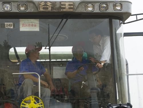  這是6月7日，李克強在邯鄲縣裴堡東村登上收割機駕駛室向農機手了解小麥收成情況。新華社記者 黃敬文 攝
