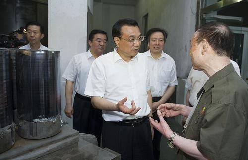  這是6月7日，李克強在邢臺考察光伏企業。新華社記者 黃敬文 攝