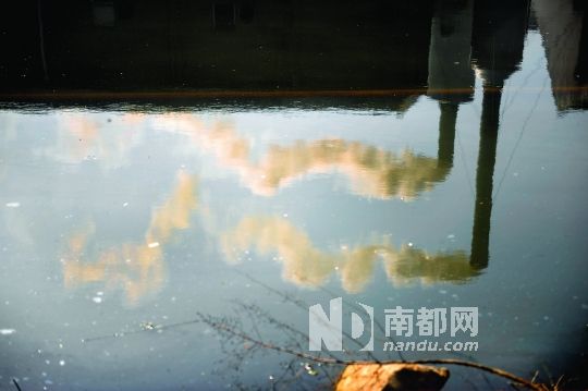 2013年4月15日，南陽化工園江城橋附近，衛浴廠的兩根煙囪正在冒煙。 南都記者 孫俊彬 攝