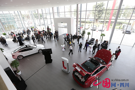 特斯拉全球第二亞洲最大體驗(yàn)中心在成都高新區(qū)投入運(yùn)營(yíng)