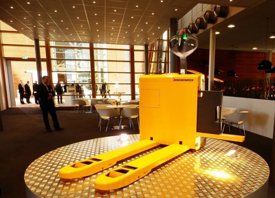 永恒力推出新一代240及360安時(shí)鋰離子電池 用于叉車