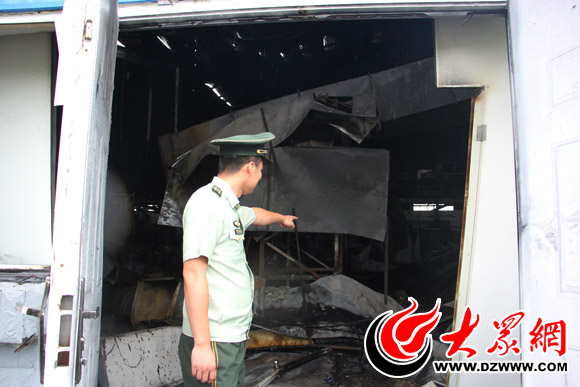 成武縣消防大隊(duì)工作人員向記者介紹相關(guān)情況 成武縣消防大隊(duì)工作人員向記者介紹相關(guān)情況
