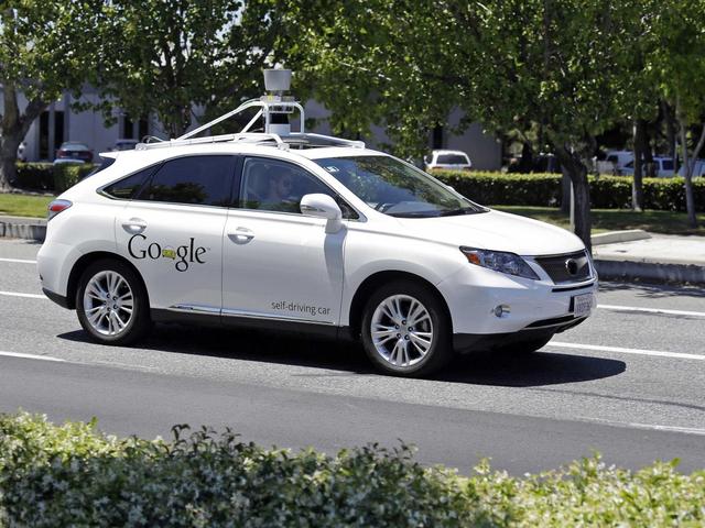 兩輛無人駕駛汽車差點撞車 兩輛無人駕駛汽車差點撞車