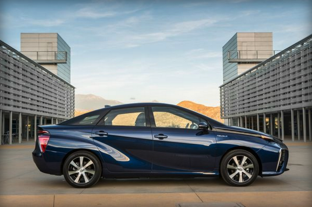 豐田氫動力汽車今年開售 續航里程達500公里 豐田氫動力汽車今年開售 續航里程達500公里