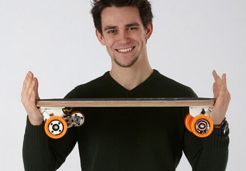 電動滑板小而美 Bolt不僅能通勤還能給手機充電 電動滑板小而美 Bolt不僅能通勤還能給手機充電