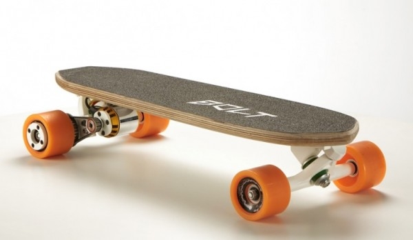 電動滑板小而美 Bolt不僅能通勤還能給手機充電 電動滑板小而美 Bolt不僅能通勤還能給手機充電