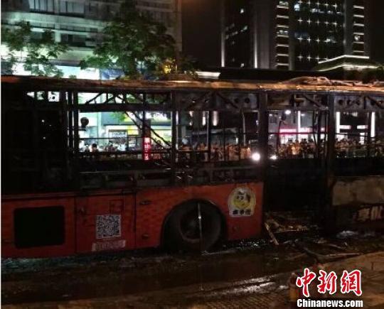 杭州鬧市區一輛混合動力公交車起火 致9人受傷