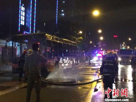 杭州鬧市區一輛混合動力公交車起火 致9人受傷