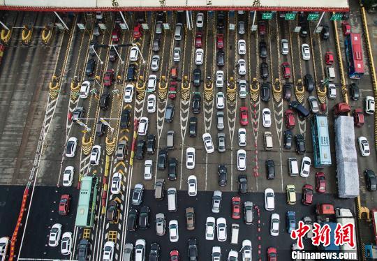 車多擁擠 江蘇南京上空無人機(jī)巡航高速報路況 車多擁擠 江蘇南京上空無人機(jī)巡航高速報路況