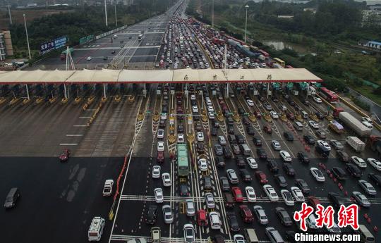 車多擁擠 江蘇南京上空無人機(jī)巡航高速報路況 車多擁擠 江蘇南京上空無人機(jī)巡航高速報路況