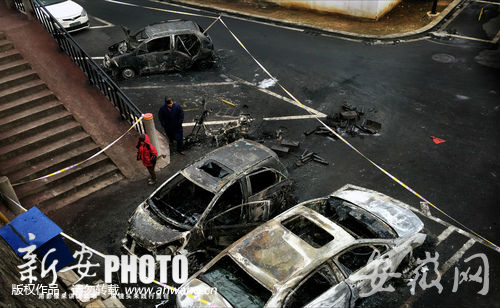 安徽合肥一小區充電電動車突起火 殃及兩輛轎車被燒毀