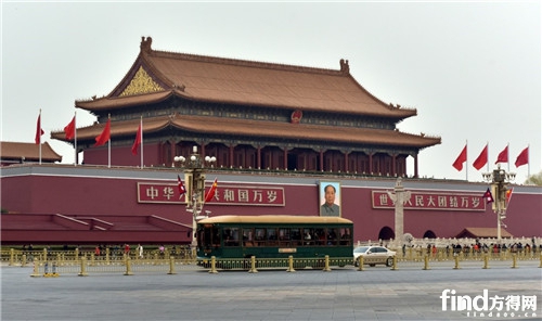 從天安門前經(jīng)過的銀窿純電動(dòng)公交車。