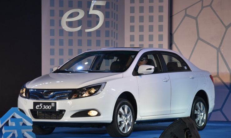 在特斯拉Model 3發布的前一天,比亞迪推出兩款車型 在特斯拉Model 3發布的前一天,比亞迪推出兩款車型