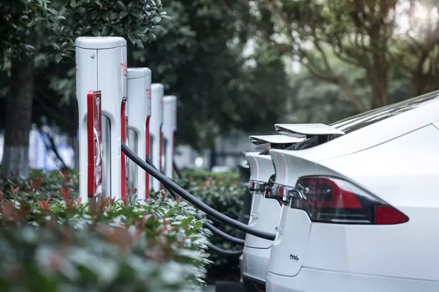 對標電動車起火：企業處理方式為何大相徑庭？