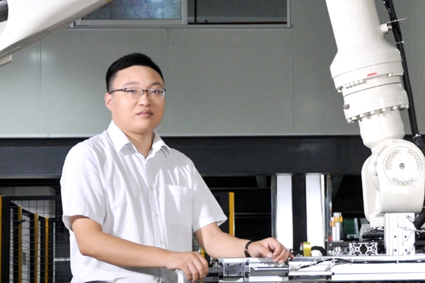 易事特何佳：祝大家新年快樂，萬事順意！