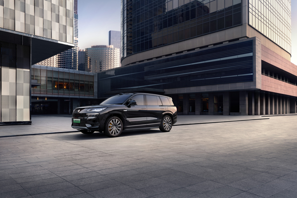 第1萬輛騰勢N9交付！比亞迪集團(tuán)總裁王傳福為優(yōu)必選創(chuàng)始人周劍交車