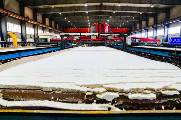 鹽湖股份向銀團(tuán)申請不超18億元貸款 加碼年產(chǎn)4萬噸鋰鹽項(xiàng)目