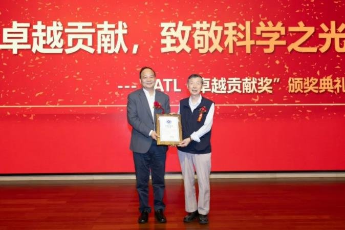 致敬中國鋰電池領(lǐng)域奠基人 寧德時代為85歲院士頒發(fā)“卓越貢獻獎”