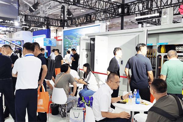 補能新突破 特來電高低壓一體化群充電系統亮相北京充換電展