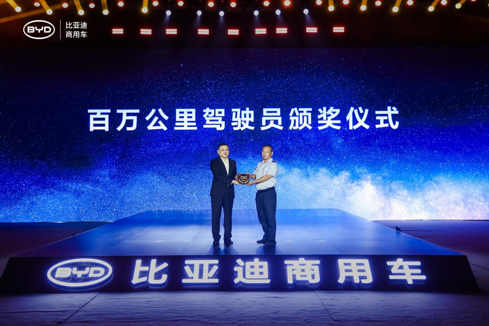 田春龍總為百萬(wàn)公里車型駕駛員頒獎(jiǎng)