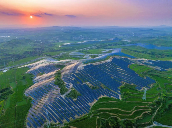 山西晉城澤州北義城光伏發(fā)電場 圖片來源:國家電網(wǎng) 山西晉城澤州北義城光伏發(fā)電場 圖片來源:國家電網(wǎng)