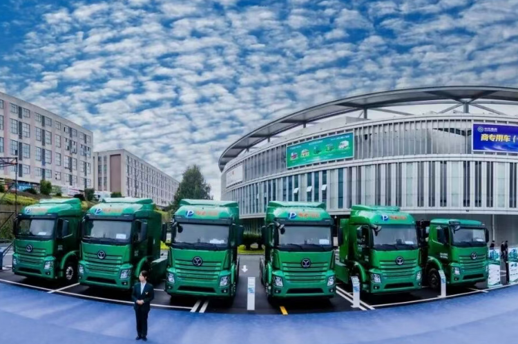 六款新型氫能重卡在湖北十堰下線 已獲900臺(tái)訂單