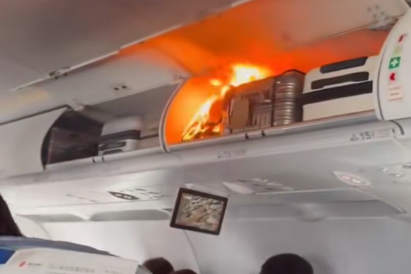 CA139航班行李架中鋰電池起火 視頻截圖 CA139航班行李架中鋰電池起火 視頻截圖