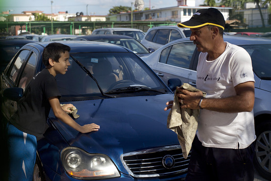吉利汽車：或?qū)⒖紤]削減對(duì)烏克蘭待裝汽車出口量