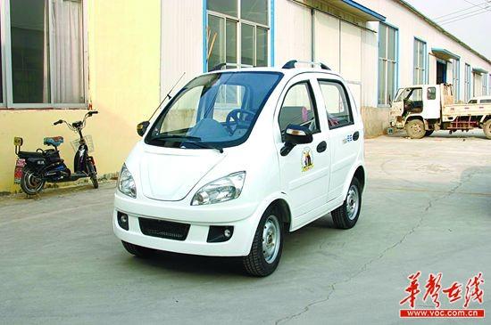 老人代步車無牌無照滿街跑 交警：監(jiān)管有盲區(qū)