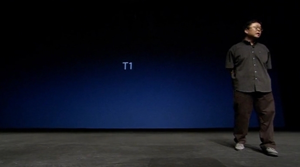 羅永浩發布錘子手機 反響褒貶不一粉絲夸業界罵 羅永浩發布錘子手機 反響褒貶不一粉絲夸業界罵