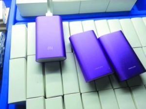 黑工廠月銷假小米移動電源10萬臺 負責人被警方帶走