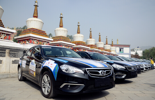 潘曉婷為環(huán)青海湖電動(dòng)車挑戰(zhàn)賽揭曉吉祥物