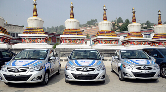 潘曉婷為環(huán)青海湖電動(dòng)車挑戰(zhàn)賽揭曉吉祥物