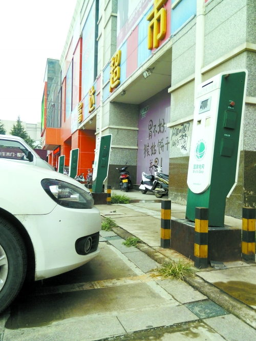 三門峽超市門口的停車場(chǎng)，高鐵站前的停車場(chǎng)，都建了充電樁