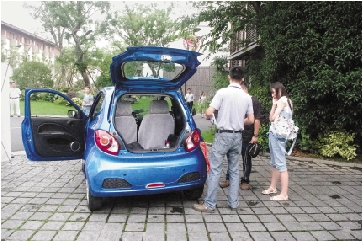 在小區里，眾泰微型電動車停車很方便