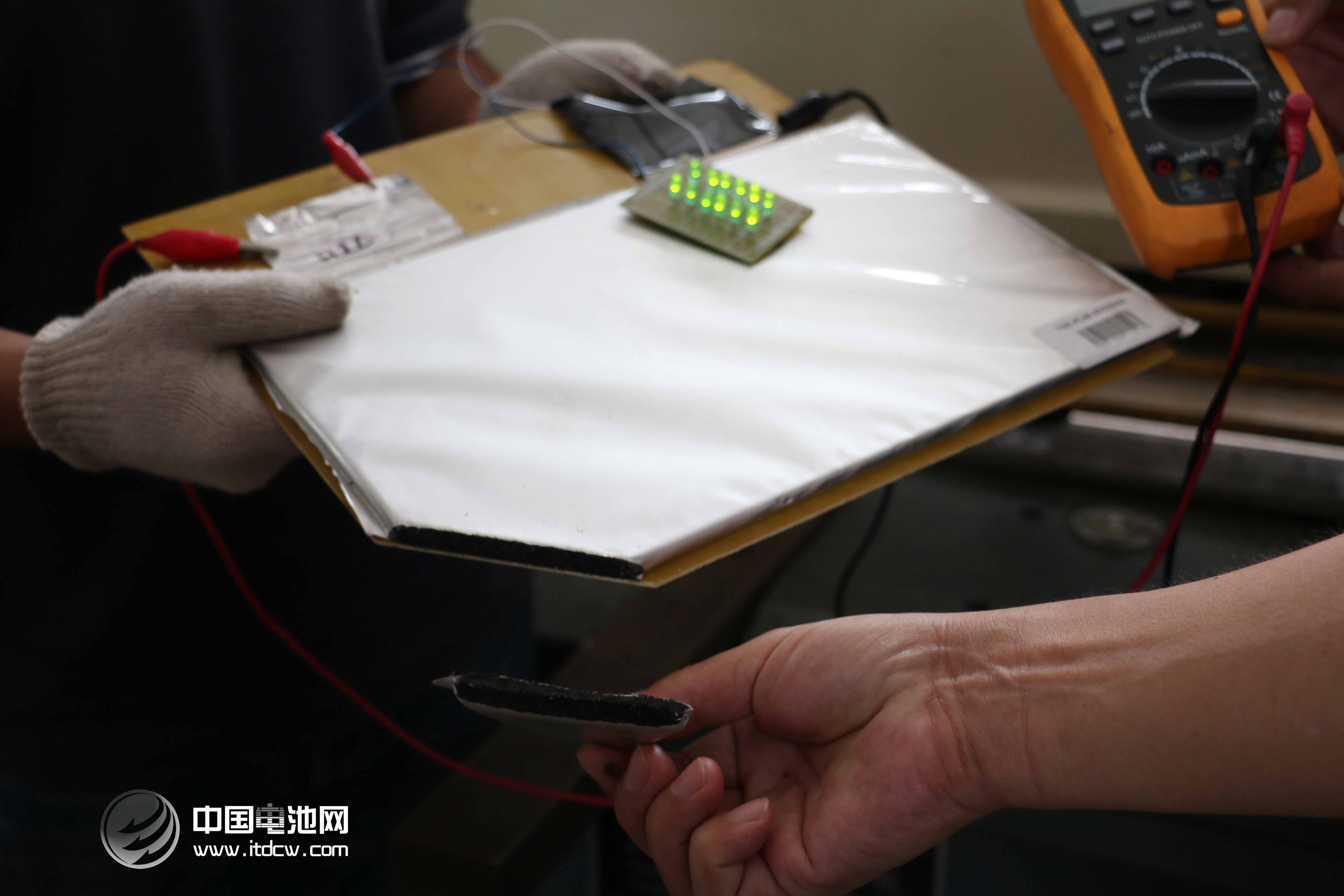 昂貴電池望而卻步 發(fā)展電池產(chǎn)業(yè)“強(qiáng)心”電動(dòng)車