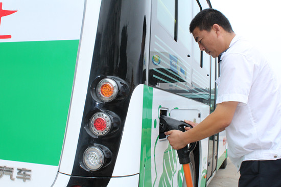 青島首輛直充電動公交城陽開跑  里程可達80-100公里