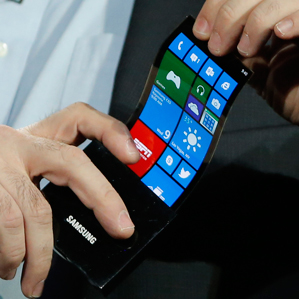 靈活的未來(lái):三星在2013年展示了柔性顯示屏原型 靈活的未來(lái):三星在2013年展示了柔性顯示屏原型