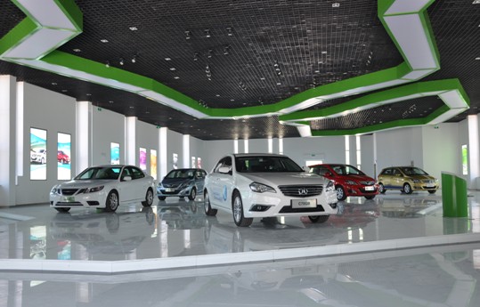 上海4S店里人頭攢動 新能源車：第二輛車的選擇