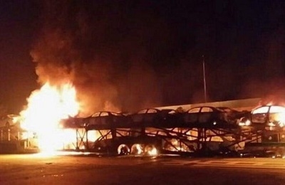 運(yùn)輸車后輪著火 20輛比亞迪秦?zé)闪嘶译姵貨](méi)爆炸