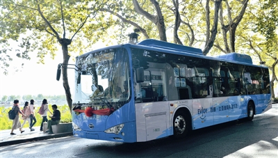 杭州首條純電動汽車公交線路投入運行 杭州首條純電動汽車公交線路投入運行