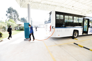 首批五龍純電動(dòng)汽車下線 電動(dòng)商務(wù)車1度電可跑3公里