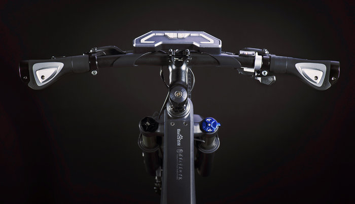 它是一部“Baidu”牌的智能單車?，F(xiàn)在，百度給它的官方名稱是“DuBike”。