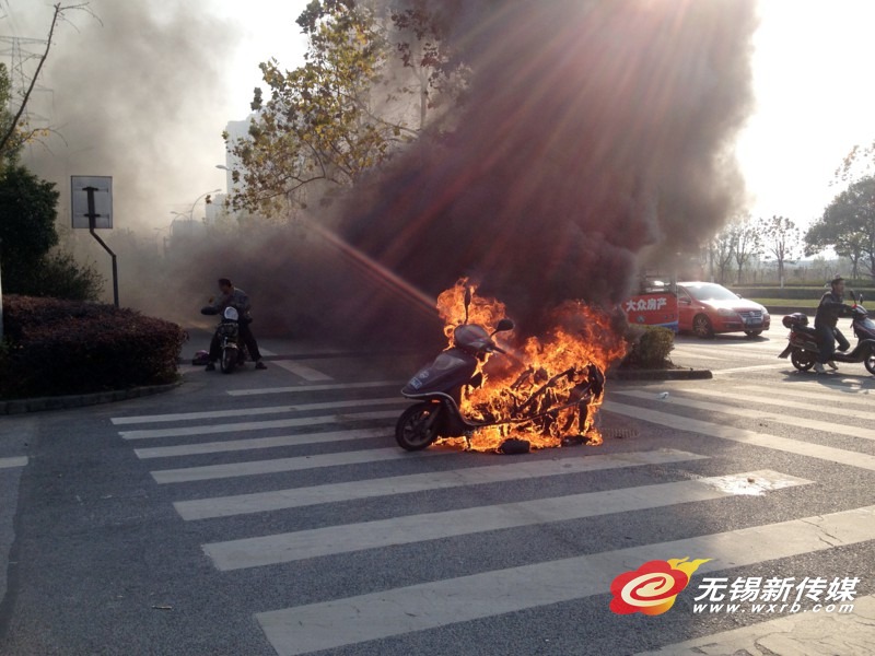 舊電池“充新”成隱患 電動(dòng)車突起大火瞬間成火海