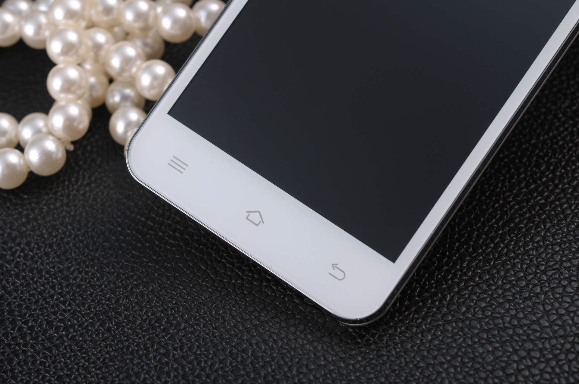 2014中國智能手機產業白皮書發布 智能化達92% 2014中國智能手機產業白皮書發布 智能化達92%