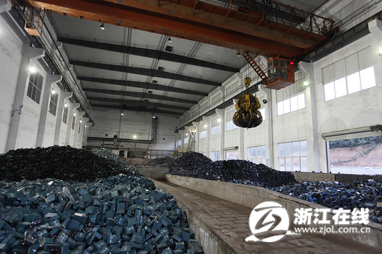 浙江長(zhǎng)興廢舊鉛蓄電池“涅槃重生” 廢水處理后能養(yǎng)魚