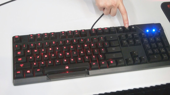 臺廠在CES展示可變色鍵盤、動態彎曲電池芯